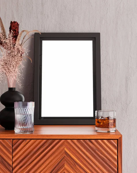 Dekoratif duvar kaplamasında asılı boş fotoğraf çerçevesi modeli.