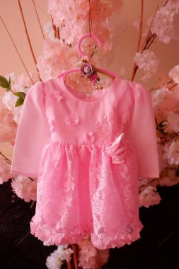 Bebek kıyafetleri masada.