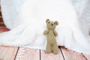 Tahta arka planda sevimli bir oyuncak ayı.