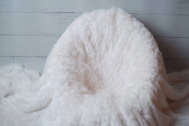 yumuşak beyaz yün terlikler ahşap arka planda