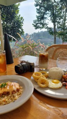 Dağlarda pirinç ve yumurtalarla kahvaltı