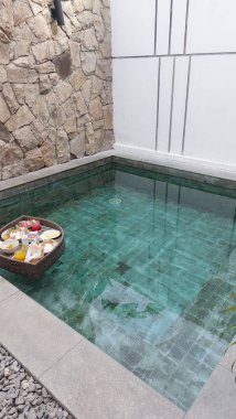 Modern bir yüzme havuzunun içi çok güzel.