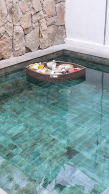 Modern bir otelin içinde.