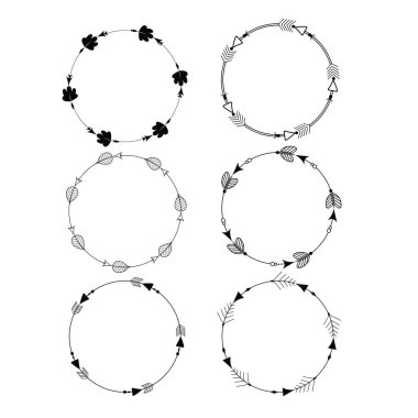 Beyaz arka planda karalama tarzında kabile yerli çerçevelerini ayarlayın. Vahşi boho elementleri, oklar. Vektör illüstrasyonu