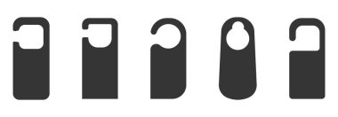 Kapı askısı şablonu bozmaz. Otel etiketi silueti, set işareti, boş. Kapıdaki otel odasında boş etiket askısı gibi öl. Beyaz arka planda izole edilmiş karton tabelalar. Vektör illüstrasyonu