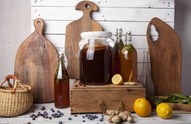 Kombucha (ayrıca çay mantarı, çay mantarı veya Mançurya mantarı) - farklı aromalı ikinci fermente edilmiş meyve çayı. Sağlıklı probiyotik aromalı içecek.