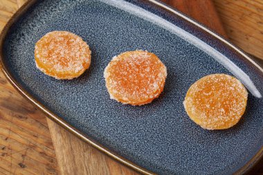 Tuzlu yumurta sarısı, yumurta sarılarını tuzla tedavi ederek yapılan yoğunlaştırılmış lezzet ve doku karışımıdır. İyileşmiş sarılar, rendelenmiş parmesan peynirine benzer leziz bir doku kontrastı sunar..