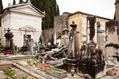 FLORENCE, İtalya-Mart 27: Cimitero delle Porte Sante (Kutsal Kapılar Mezarlığı), Floransa 'da San Miniato al Monte Bazilikası' nın güçlendirilmiş kalesi içinde bulunan anıtsal bir mezarlıktır.