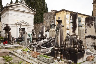 FLORENCE, İtalya-Mart 27: Cimitero delle Porte Sante (Kutsal Kapılar Mezarlığı), Floransa 'da San Miniato al Monte Bazilikası' nın güçlendirilmiş kalesi içinde bulunan anıtsal bir mezarlıktır.