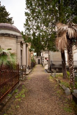 FLORENCE, İtalya-Mart 27: Cimitero delle Porte Sante (Kutsal Kapılar Mezarlığı), Floransa 'da San Miniato al Monte Bazilikası' nın güçlendirilmiş kalesi içinde bulunan anıtsal bir mezarlıktır.