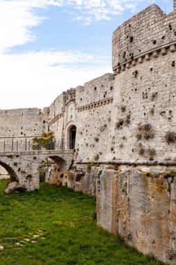 İtalya 'nın Monte Sant' Angelo kentindeki Aziz Mikail mabedi, özellikle bazilikanın ön cephesini süsleyen karmaşık sıva süslemeleri ve zarif mimarisi ile ünlüdür.