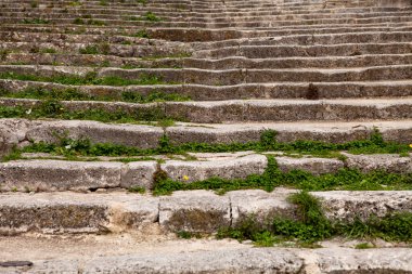 Taş merdivenler, Apulia 'daki Monte Sant' Angelo da dahil olmak üzere birçok İtalyan kentinde çok sevilen bir mimari özelliktir..