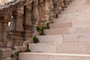 Mermer merdiven, Apulia 'daki Monte Sant' Angelo da dahil olmak üzere birçok İtalyan kentinde çok sevilen bir mimari özelliktir..