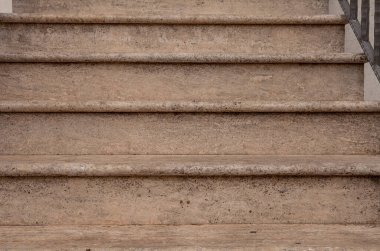 Mermer merdiven, Apulia 'daki Monte Sant' Angelo da dahil olmak üzere birçok İtalyan kentinde çok sevilen bir mimari özelliktir..