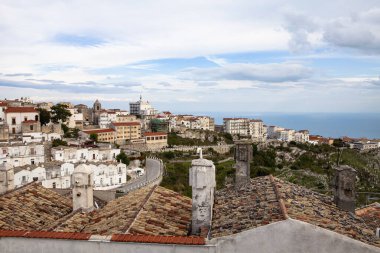 İtalya 'nın Apulia kentindeki büyüleyici eski bir kasaba olan Monte Sant' Angelo yüzyıllardır popüler bir hac mekanı olmuştur.