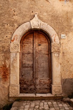 Santo Stefano di Sessanio, Abruzzo dağlarındaki çarpıcı bir ortaçağ kasabası, turist kalabalığı gittikten sonra sonbahar güzelliği içinde, eski kapılarını ve sessiz çekiciliğini gözler önüne seriyor.