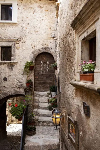 Santo Stefano di Sesannio - İtalya 'nın Abruzzo dağlarında büyüleyici bir ortaçağ kasabası.