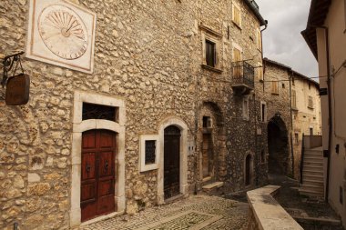 Ortaçağ 'ın muhteşem Castel del Monte kasabası, Abruzzo dağlarında sonbaharda, turizm sezonu biter bitmez yerleşir.