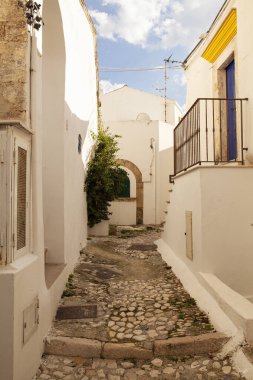 İtalya, Apulia 'da dar sokakları olan Adriyatik kıyı kasabası Peschici.