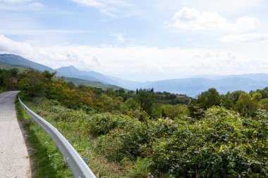İtalya 'nın Abruzzo dağlarındaki yollar, Santo Stefano di Sessanio civarında..