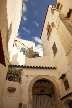 İtalya, Apulia 'da dar sokakları olan Adriyatik kıyı kasabası Peschici.