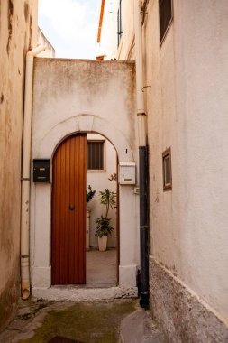 İtalya, Apulia 'da dar sokakları olan Adriyatik kıyı kasabası Peschici.