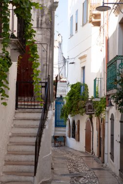 İtalya, Apulia 'da dar sokakları olan Adriyatik kıyı kasabası Peschici.