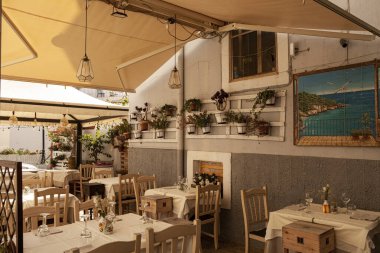 Peschici, Apulia, İtalya - 27 Eylül 2024: Dar sokakları ve İtalya 'nın Apulia kentinde büyüleyici kafeleri olan Adriyatik kıyı kasabası.