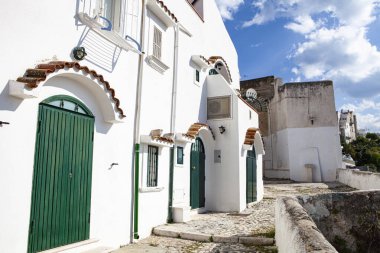 İtalya, Apulia 'da dar sokakları olan Adriyatik kıyı kasabası Peschici.