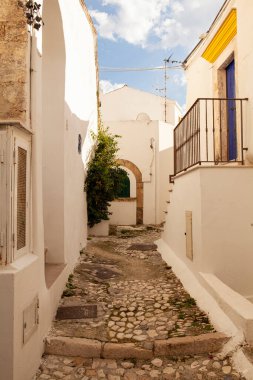 İtalya, Apulia 'da dar sokakları olan Adriyatik kıyı kasabası Peschici.