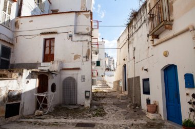 İtalya, Apulia 'da dar sokakları olan Adriyatik kıyı kasabası Peschici.