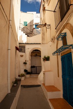 İtalya, Apulia 'da dar sokakları olan Adriyatik kıyı kasabası Peschici.