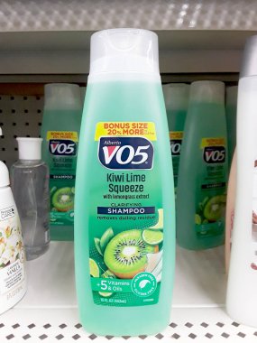 Alberto V05 Marka Şampanyası (Kiwi kireç sıkacağı ve limon otu özü) bir mağaza rafında 