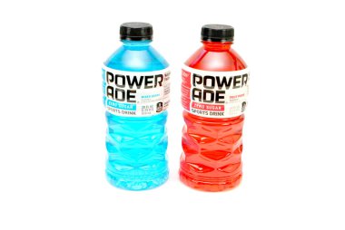 Beyaz üzerine izole edilmiş meyveli panç aromalı Powerade şişeleri. Powerade, fiziksel aktiviteler sırasında kaybedilen vitamin ve elektrolitleri yeniler. Powerade Coca-Cola 'nın bir bölümüdür..