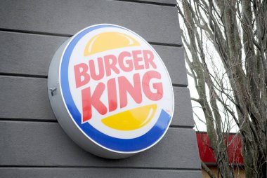 Restoranın önünde Burger King imzası var.
