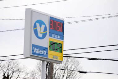 Valero İşareti Yüksek Yakıt Fiyatlarını Gösteriyor (Valero Enerji Şirketi) Ticari Benzin Perakendecisi ve Uygunluğu