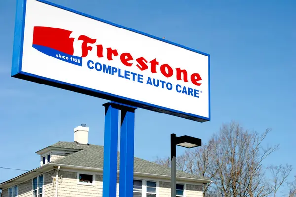 Firestone Complete Auto Care Firestone Tire Rubber Company Авторемонтная Компания — стоковое фото