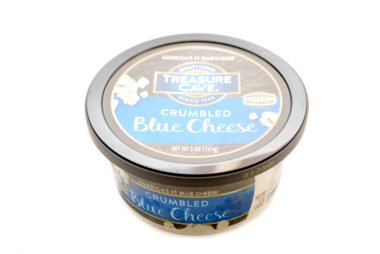 Hazine Mağarası Damgası Parçalanmış Mavi Peynir Beyaz bir arkaplanda izole edilmiş