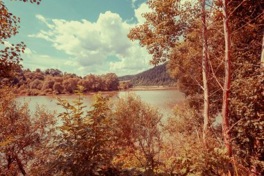 Sonbaharda güzel dağ gölü