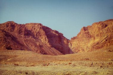 Dağlık çöl renkli bulutlu gökyüzü ile. İsrail Yahudi çölde gün batımında