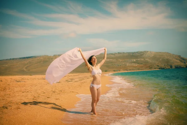 Молодая Счастливая Женщина Трепещущей Парео Пляже — стоковое фото