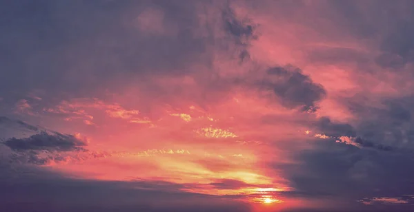 Panorama Horizontal Dramático Céu Nebuloso Vermelho Brilhante Pôr Sol Textura — Fotografia de Stock
