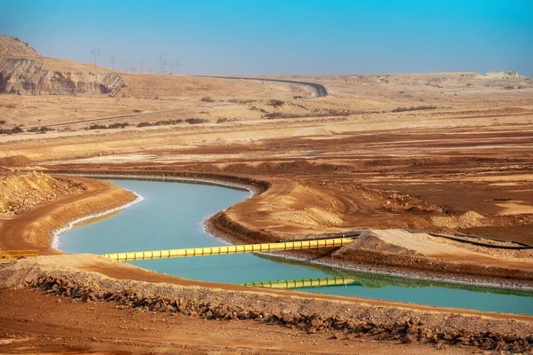 Çöldeki Ölü Deniz 'den gelen suyla dolu bir kanal, İsrail