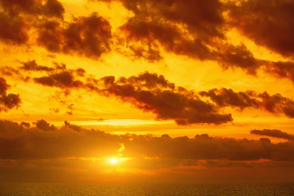 Płonący Złoty Zachód Słońca Niebo Nad Morzem — Zdjęcie stockowe