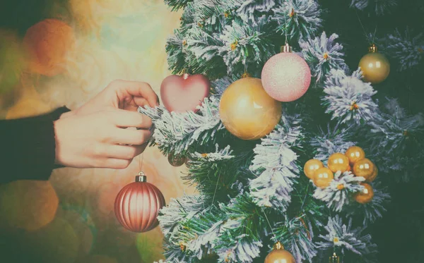女性的手装饰着圣诞树 — 图库照片