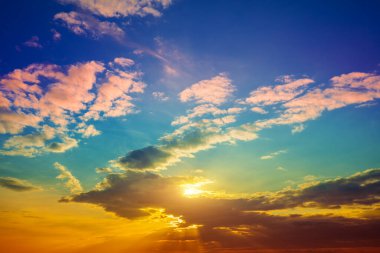 renkli bulutlu gökyüzü günbatımı