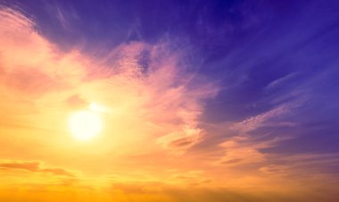 Gün batımında renkli bulutlu bir gökyüzü. Çapraz eğim rengi. Gökyüzü dokusu. Soyut doğa arkaplanı