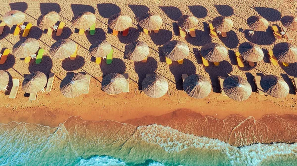 Ряд Соломенных Солнечных Зонтиков Песчаном Пляже Тропические Пляжные Пейзажи Солнечными — стоковое фото