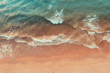 Deniz manzarası, kumlu sahil, kum ve su, üst manzara, soyut doğa manzarası