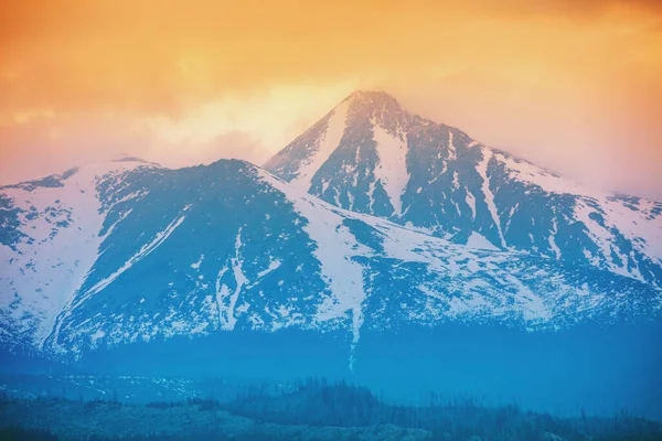 Prachtige Besneeuwde Bergen Tegen Achtergrond Van Een Zonsondergang Hemel Met — Stockfoto